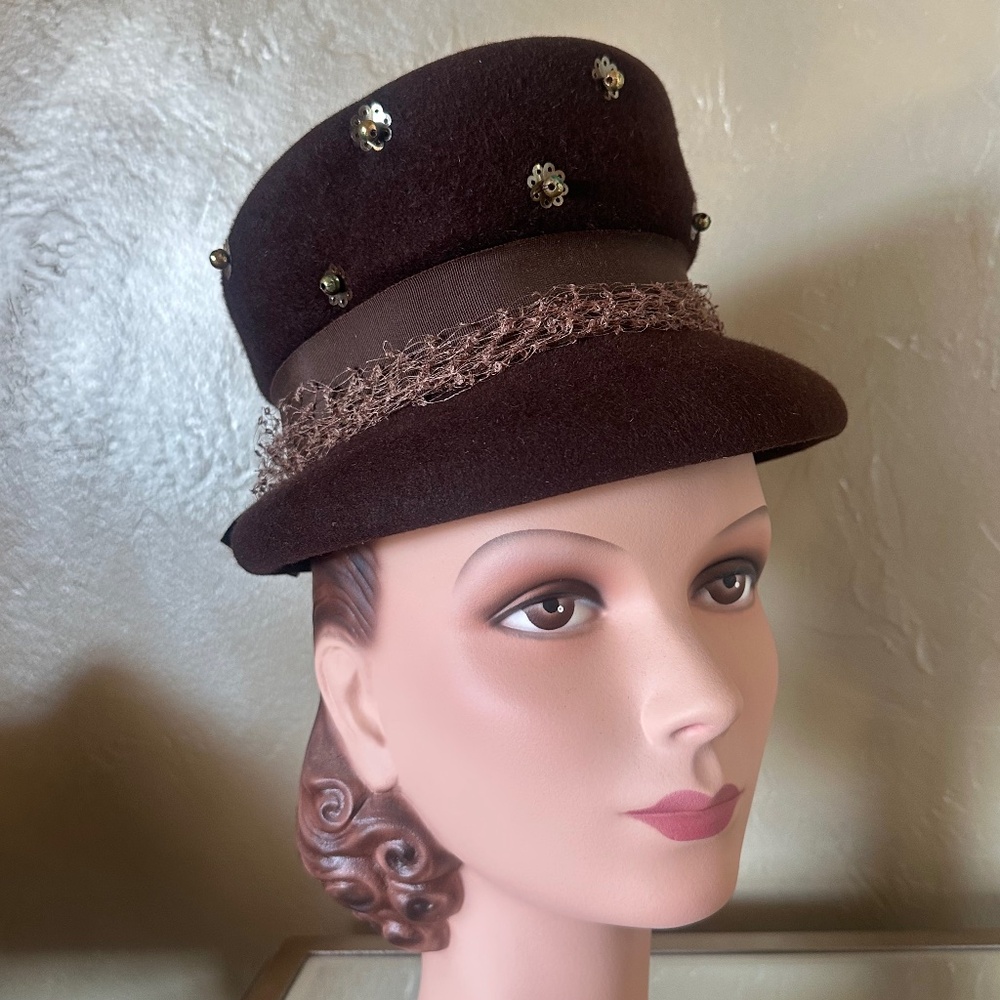 COMELY 1940s' BROWN VELOUR FELT HAT + GOLD STUDS & VEILING